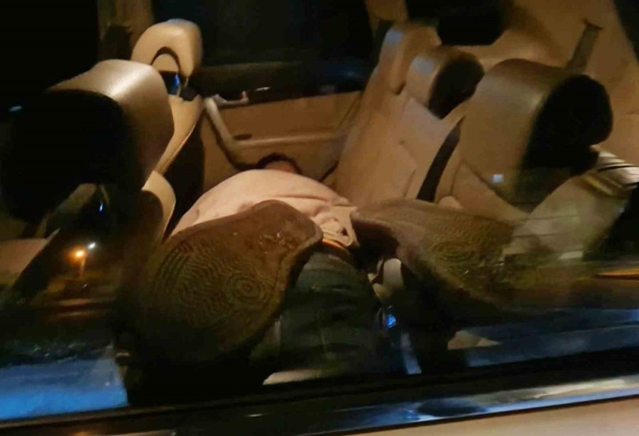 Yol Ortasında Çalışır Vaziyette Kapısı Açık Araçta Sızan Şahıs Ekipleri Alarma Geçirdi