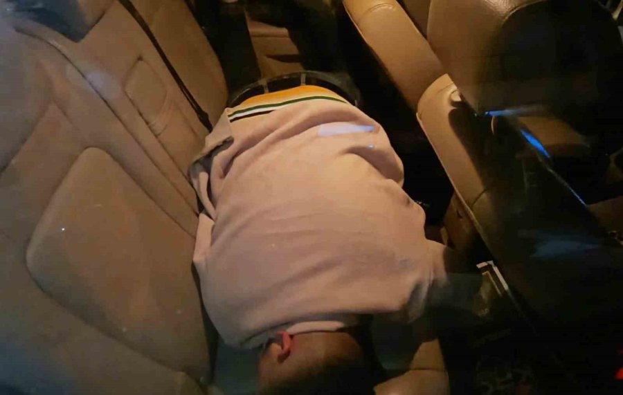 Yol Ortasında Çalışır Vaziyette Kapısı Açık Araçta Sızan Şahıs Ekipleri Alarma Geçirdi