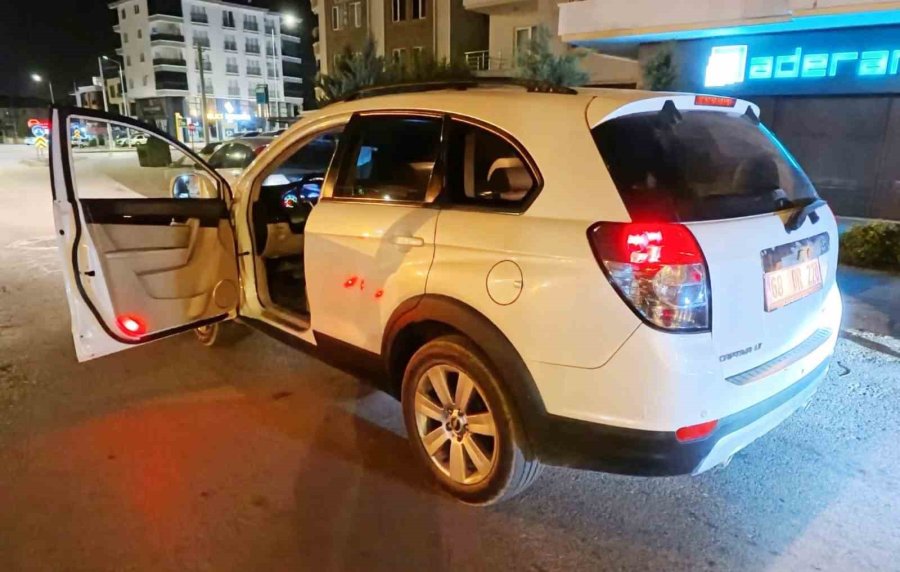 Yol Ortasında Çalışır Vaziyette Kapısı Açık Araçta Sızan Şahıs Ekipleri Alarma Geçirdi