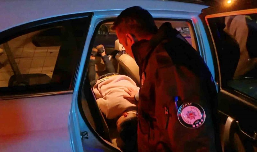 Yol Ortasında Çalışır Vaziyette Kapısı Açık Araçta Sızan Şahıs Ekipleri Alarma Geçirdi