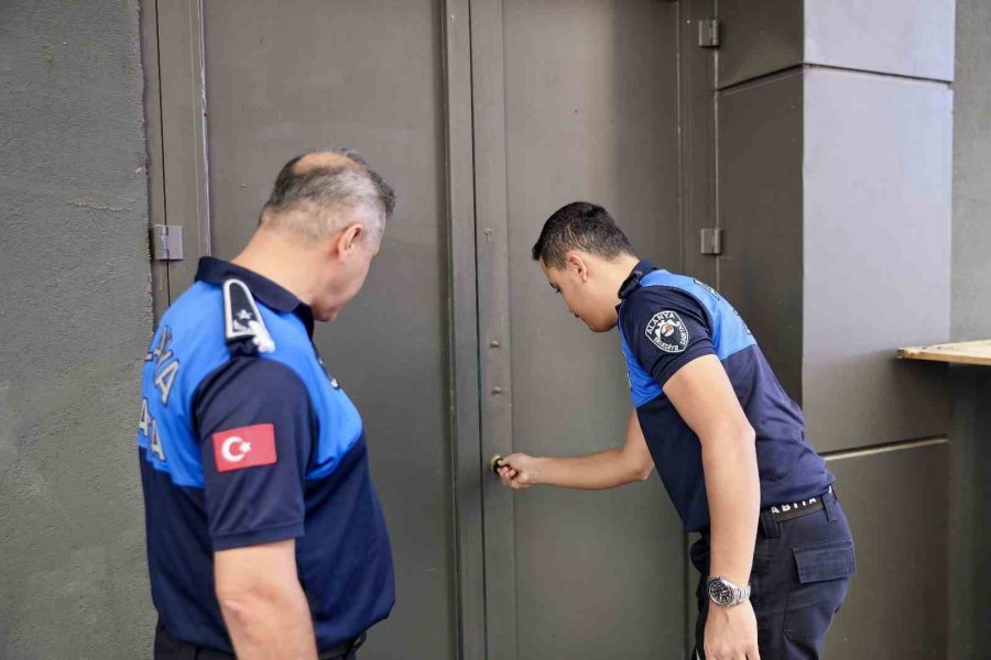 Alanya’da Tarihi Geçmiş Ve Çürümüş Ürün Satan İki İşletme Mühürlendi