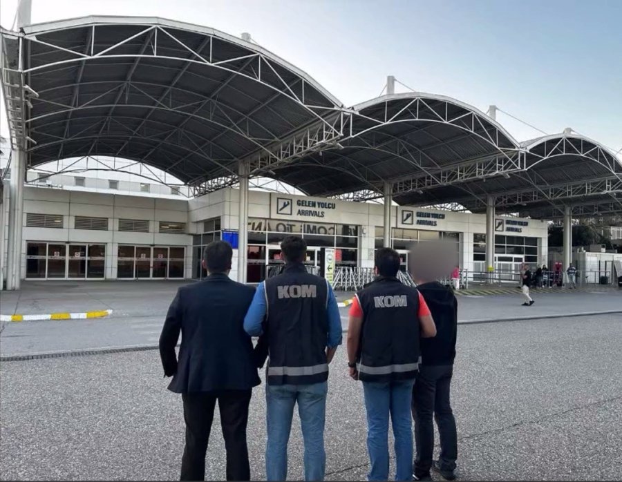 Antalya Havalimanı’nda Zimmet Ve Kaçakçılık Suçundan Gözaltına Alınan 10 Memurdan 5’i Tutuklandı