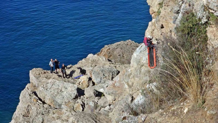 Falezlerde Ölü Bulunan Adamın Cenazesinin 2 Saat Süren Alınma Operasyonunu Yüzerek İzlediler