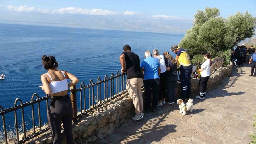 Falezlerde Ölü Bulunan Adamın Cenazesinin 2 Saat Süren Alınma Operasyonunu Yüzerek İzlediler