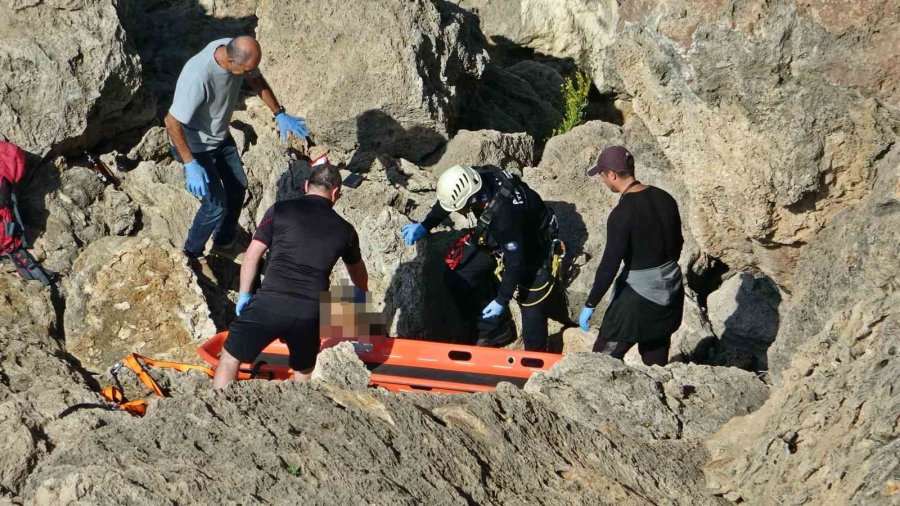 Falezlerde Ölü Bulunan Adamın Cenazesinin 2 Saat Süren Alınma Operasyonunu Yüzerek İzlediler