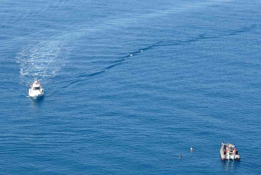 Falezlerde Ölü Bulunan Adamın Cenazesinin 2 Saat Süren Alınma Operasyonunu Yüzerek İzlediler