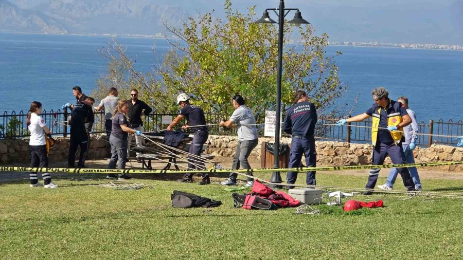 Falezlerde Ölü Bulunan Adamın Cenazesinin 2 Saat Süren Alınma Operasyonunu Yüzerek İzlediler