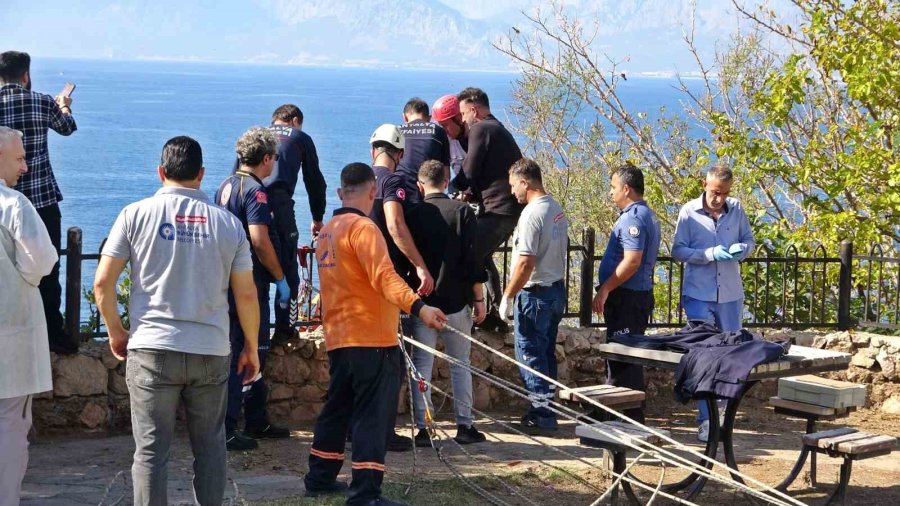 Falezlerde Ölü Bulunan Adamın Cenazesinin 2 Saat Süren Alınma Operasyonunu Yüzerek İzlediler