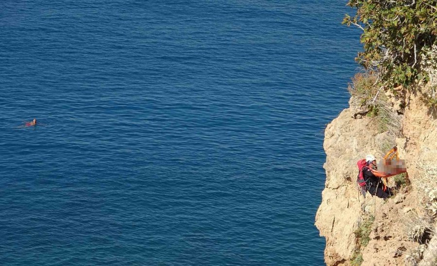 Falezlerde Ölü Bulunan Adamın Cenazesinin 2 Saat Süren Alınma Operasyonunu Yüzerek İzlediler