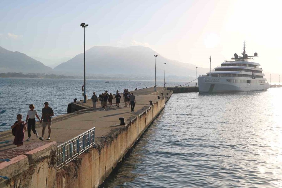 91 Turist 74 Mürettebatlı Lüks Gemi Alanya’ya Ulaştı