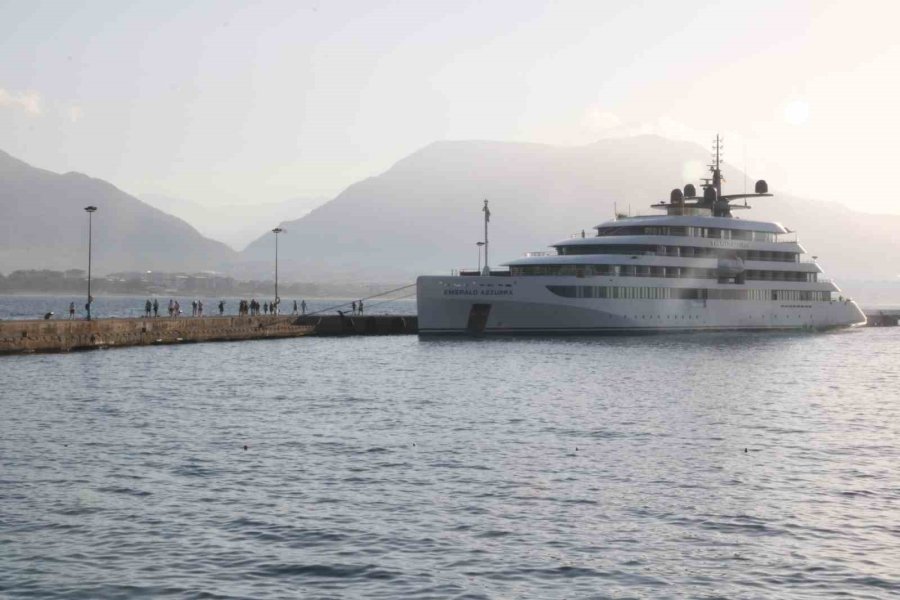 91 Turist 74 Mürettebatlı Lüks Gemi Alanya’ya Ulaştı