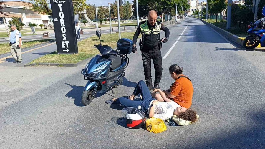 Kaza Yapıp Yaralanan Genç Kızdan, Başından Biran Olsun Ayrılmayan Trafik Polisine Kahvaltı Sözü