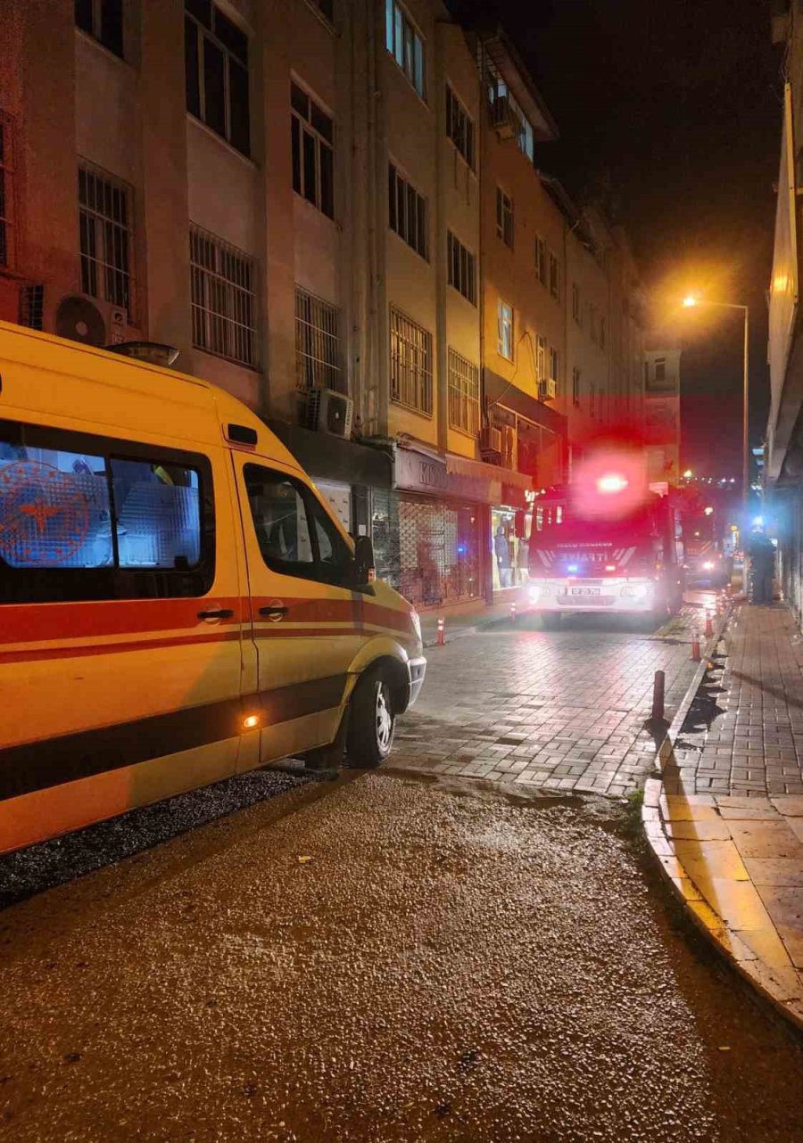 Dairede Çıkan Yangında Bir Oda Kullanılamaz Hale Geldi