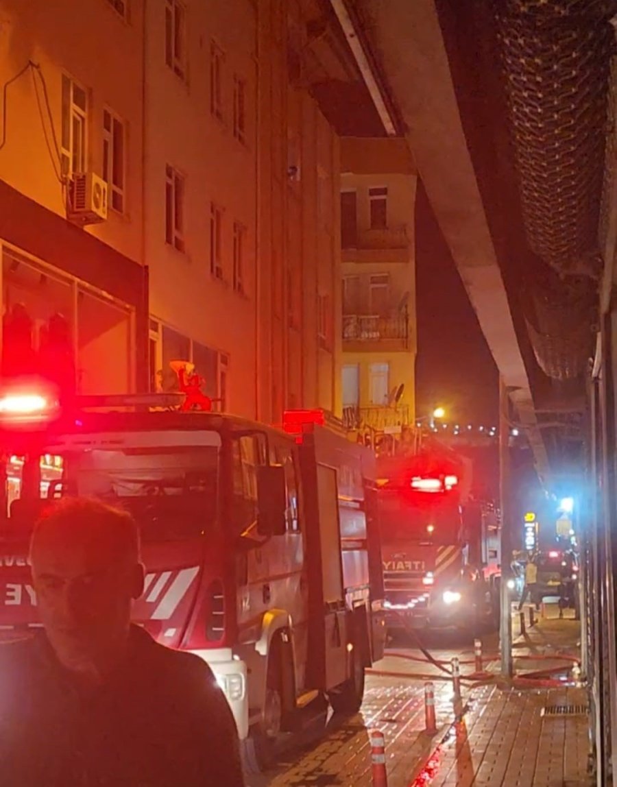 Dairede Çıkan Yangında Bir Oda Kullanılamaz Hale Geldi