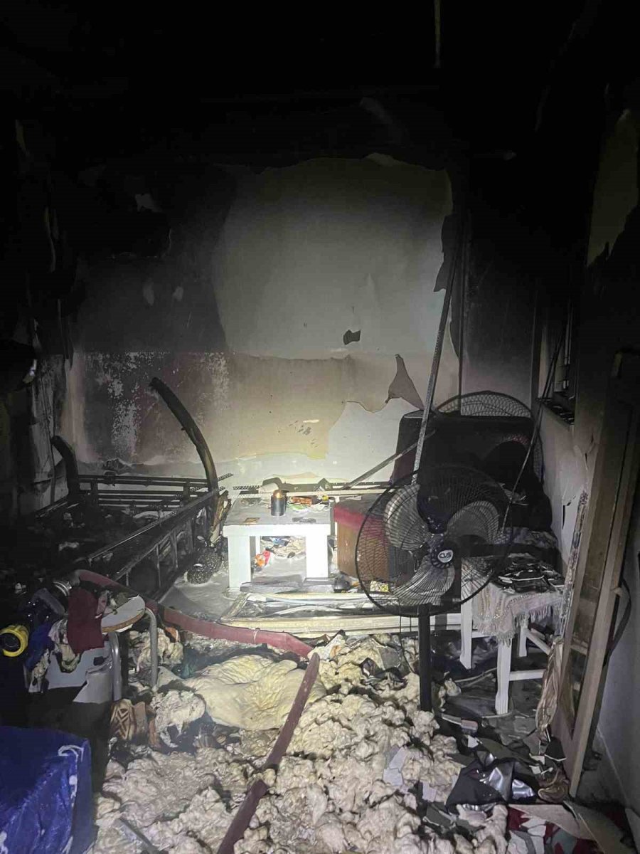 Dairede Çıkan Yangında Bir Oda Kullanılamaz Hale Geldi