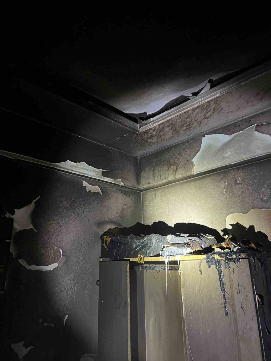 Dairede Çıkan Yangında Bir Oda Kullanılamaz Hale Geldi