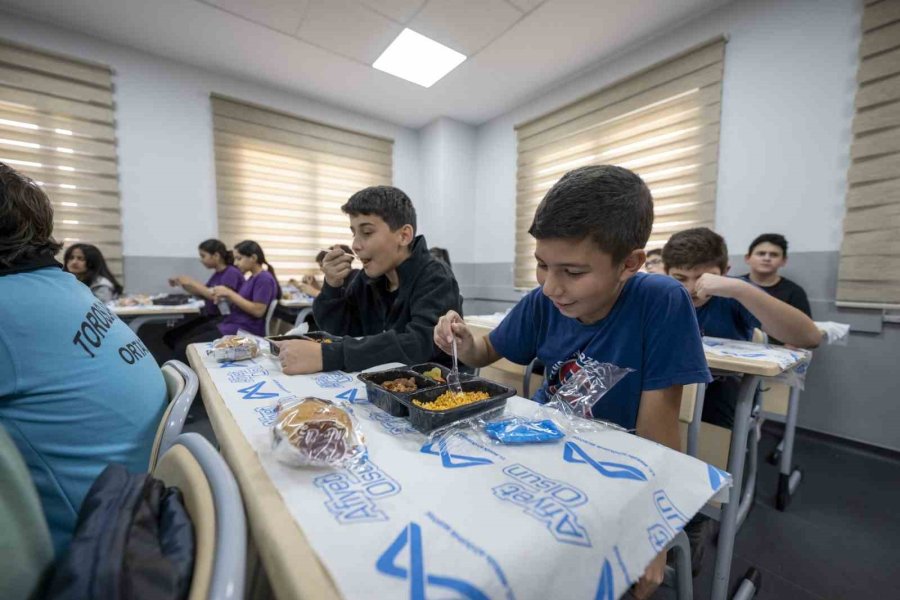 Mersin’de Lgs’ye Hazırlanan Öğrencilere Destek