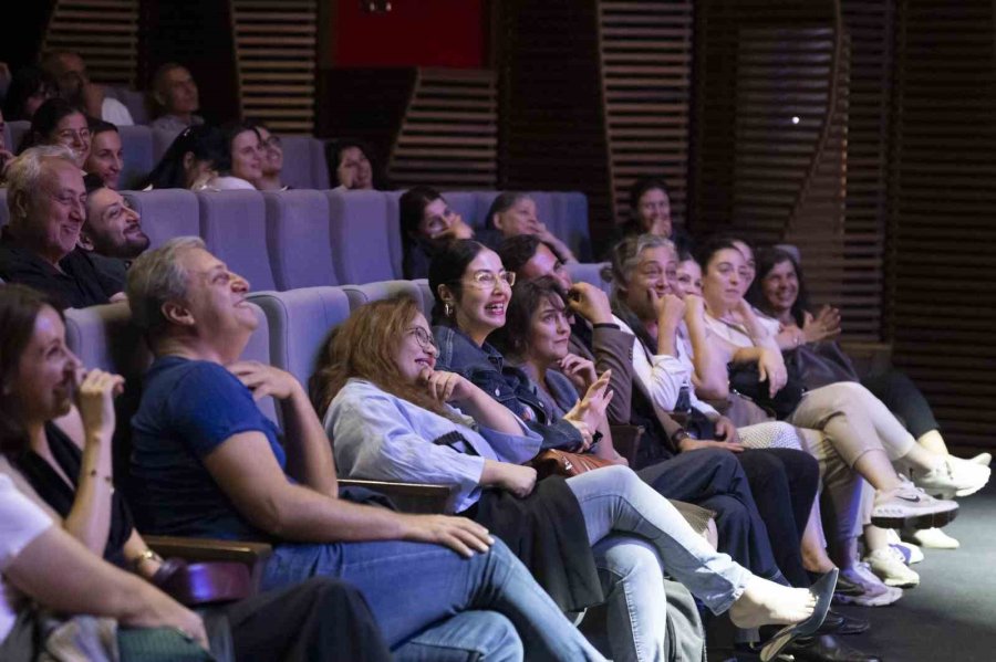 ’eyvah Nadir’ Oyunu Yeniden Sahnede