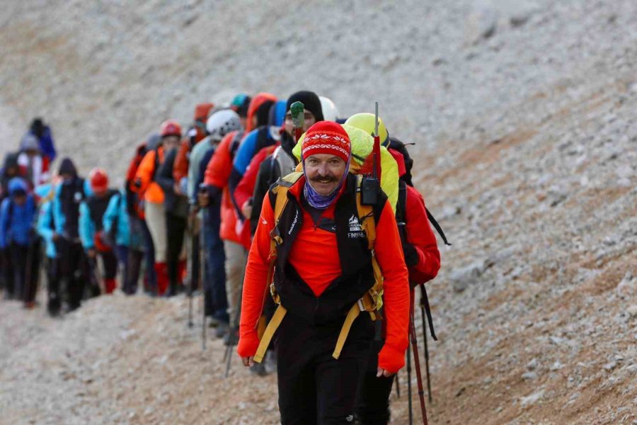 Cumhuriyet Coşkusu Aladağlar’ın Zirvesinde Yaşandı