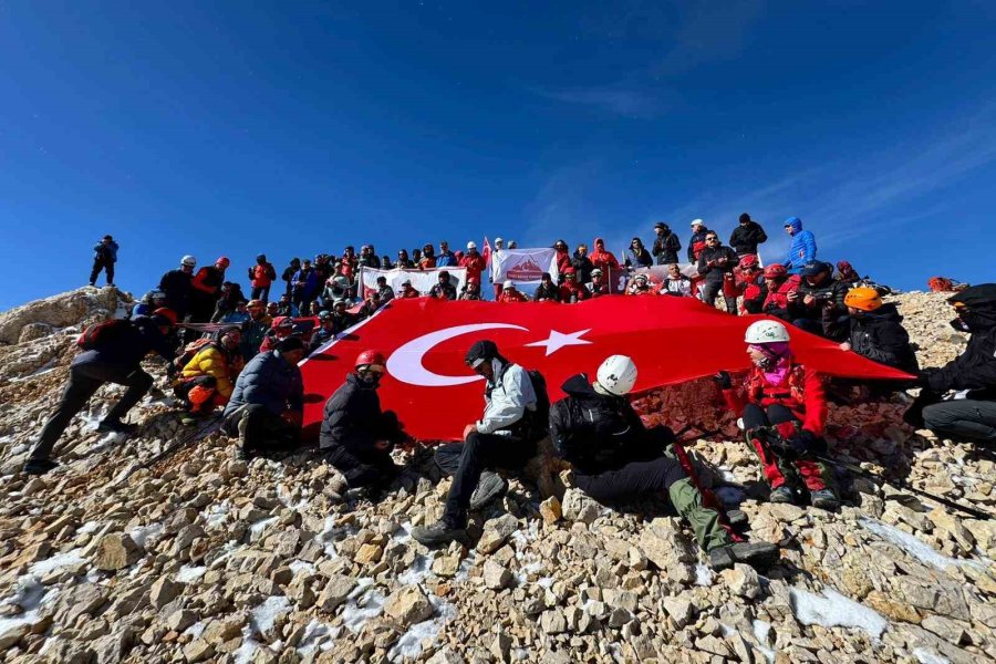 Cumhuriyet Coşkusu Aladağlar’ın Zirvesinde Yaşandı