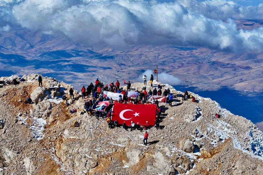 Cumhuriyet Coşkusu Aladağlar’ın Zirvesinde Yaşandı