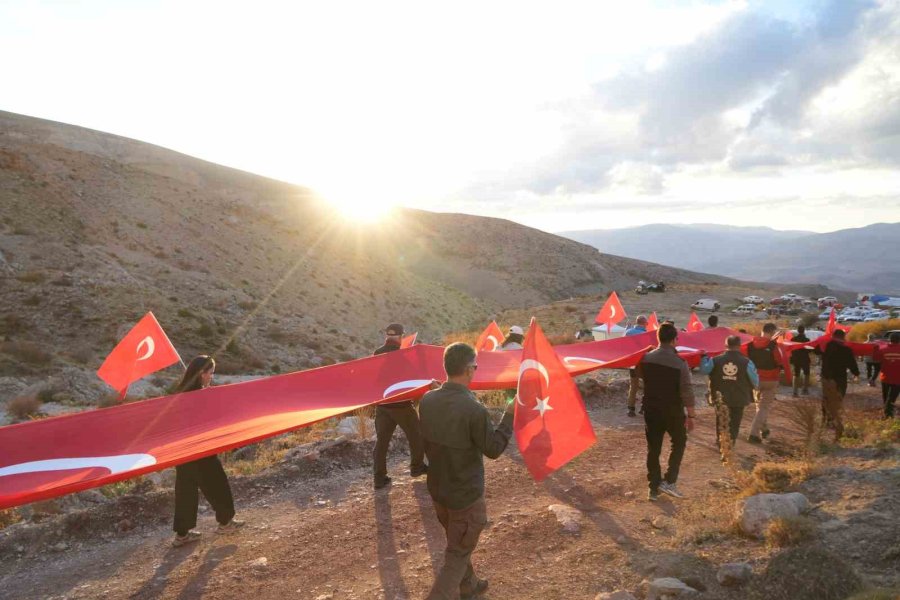 Cumhuriyet Coşkusu Aladağlar’ın Zirvesinde Yaşandı