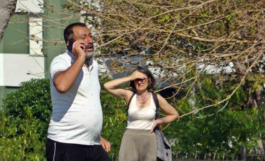 Falezlerde Ölü Bulunan Adamın Cenazesinin 2 Saat Süren Alınma Operasyonunu Yüzerek İzlediler