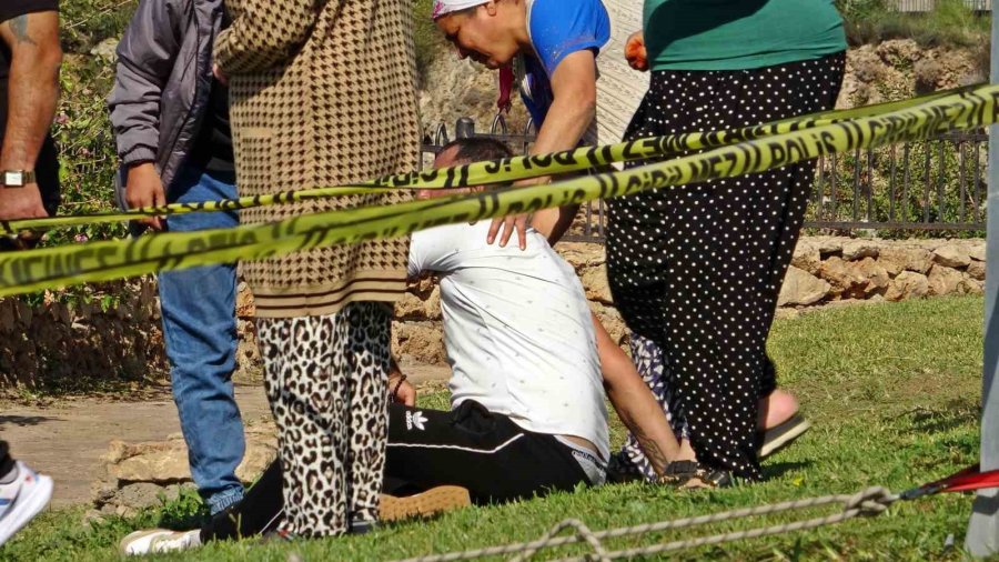 Falezlerde Ölü Bulunan Adamın Cenazesinin 2 Saat Süren Alınma Operasyonunu Yüzerek İzlediler