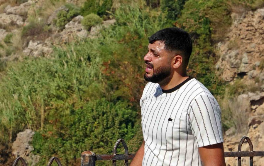 Falezlerde Ölü Bulunan Adamın Cenazesinin 2 Saat Süren Alınma Operasyonunu Yüzerek İzlediler