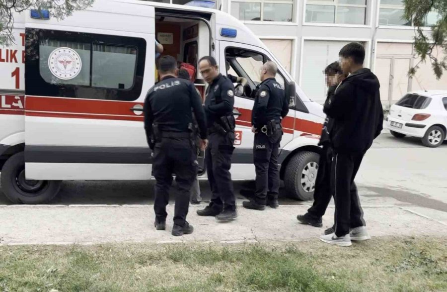 Okul Çıkışı Parkta Bıçaklı Kavga: 2 Çocuk Bıçaklanarak Yaralandı