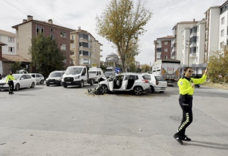 Aksaray’da Üç Araç Birbirine Girdi: Otomobiller Hurdaya Döndü