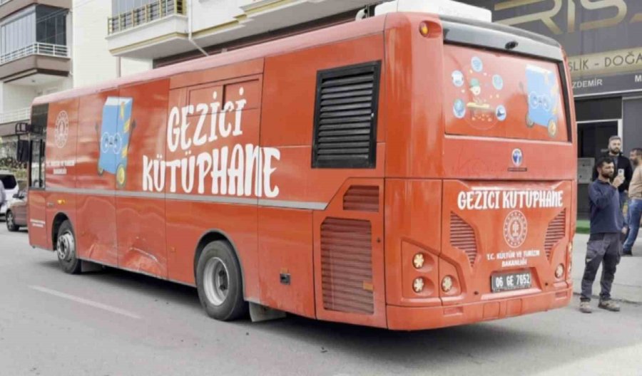 Aksaray’da Üç Araç Birbirine Girdi: Otomobiller Hurdaya Döndü