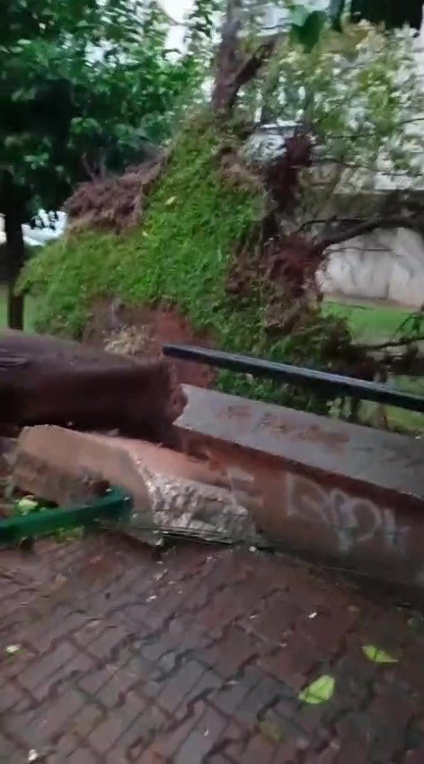 Antalya 15 Dakikada Kışı Yaşadı, Konyaaltı Sahili Beyaza Büründü