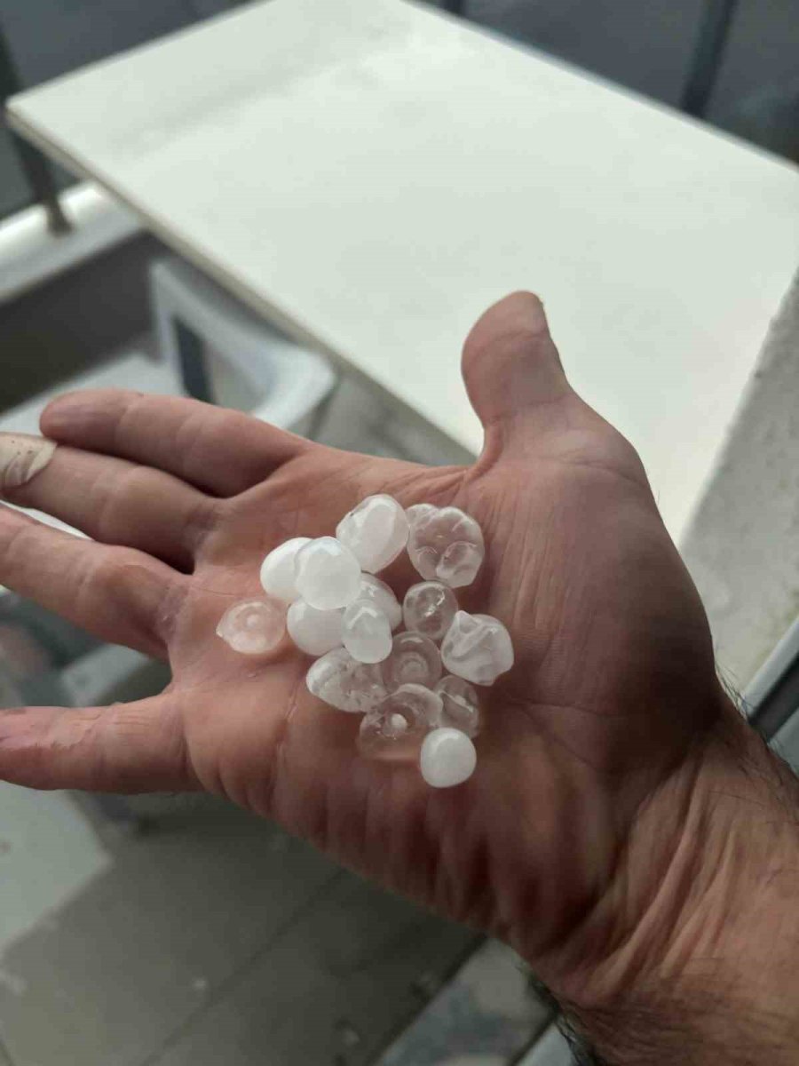 Antalya 15 Dakikada Kışı Yaşadı, Konyaaltı Sahili Beyaza Büründü