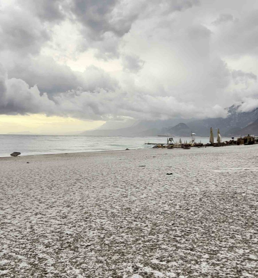 Antalya 15 Dakikada Kışı Yaşadı, Konyaaltı Sahili Beyaza Büründü