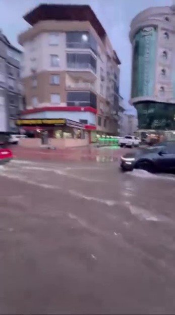 Antalya 15 Dakikada Kışı Yaşadı, Konyaaltı Sahili Beyaza Büründü