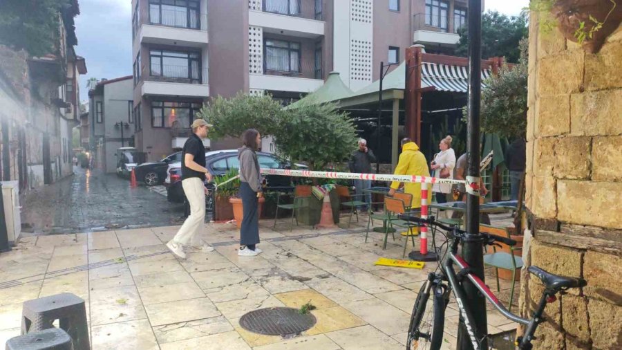 Sağanak Ve Rüzgar Aniden Bastırdı, Devrilen Ağacın Altında Kalan 3 Kişi Yaralandı