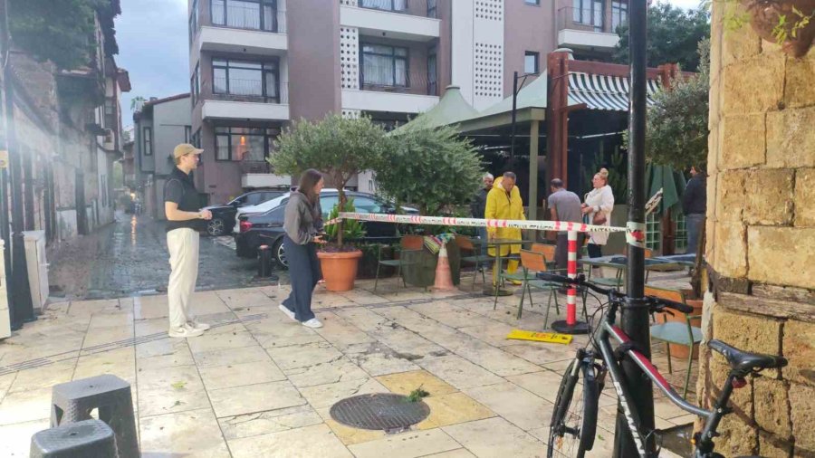 Sağanak Ve Rüzgar Aniden Bastırdı, Devrilen Ağacın Altında Kalan 3 Kişi Yaralandı