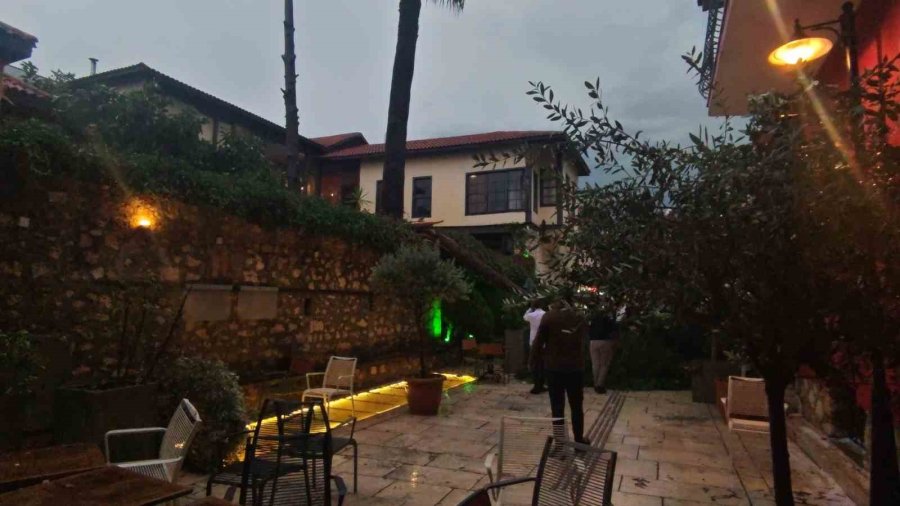 Sağanak Ve Rüzgar Aniden Bastırdı, Devrilen Ağacın Altında Kalan 3 Kişi Yaralandı