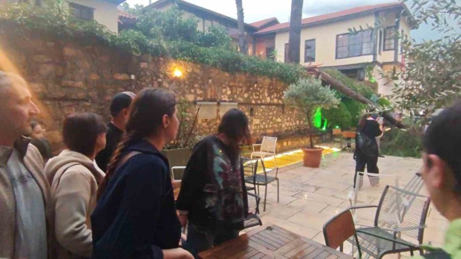 Sağanak Ve Rüzgar Aniden Bastırdı, Devrilen Ağacın Altında Kalan 3 Kişi Yaralandı