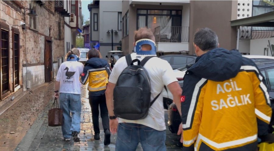 Sağanak Ve Rüzgar Aniden Bastırdı, Devrilen Ağacın Altında Kalan 3 Kişi Yaralandı