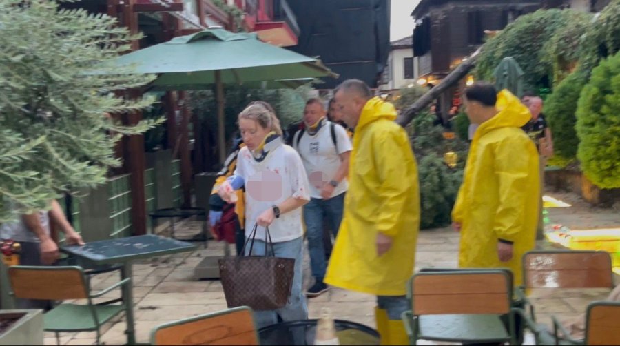 Sağanak Ve Rüzgar Aniden Bastırdı, Devrilen Ağacın Altında Kalan 3 Kişi Yaralandı