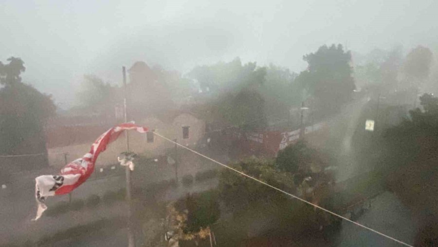 Sağanak Ve Rüzgar Aniden Bastırdı, Devrilen Ağacın Altında Kalan 3 Kişi Yaralandı