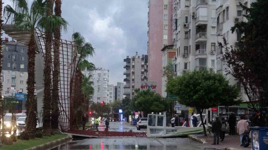 Fırtına Tonlarca Ağırlıktaki Çatıyı Karayoluna Savurdu, Muhtemel Faciadan Dönüldü