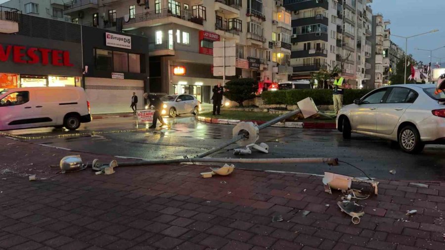 Fırtına Tonlarca Ağırlıktaki Çatıyı Karayoluna Savurdu, Muhtemel Faciadan Dönüldü