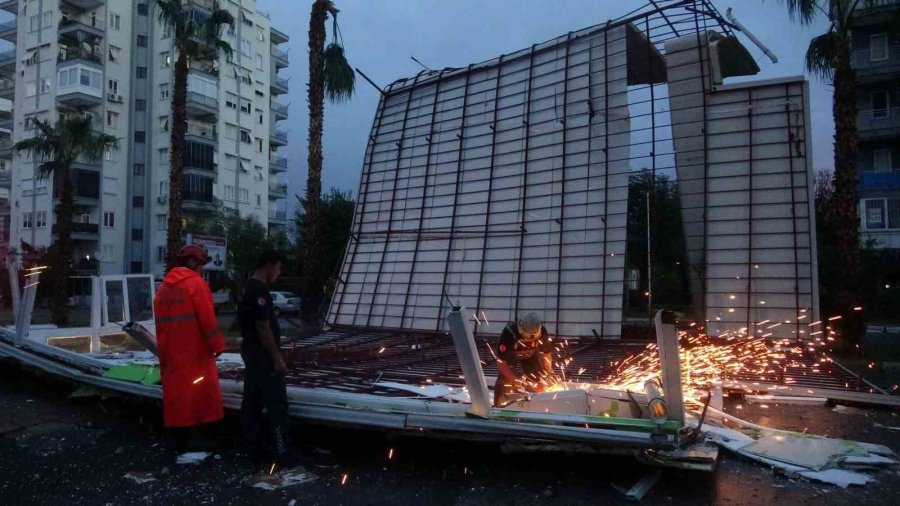 Fırtına Tonlarca Ağırlıktaki Çatıyı Karayoluna Savurdu, Muhtemel Faciadan Dönüldü