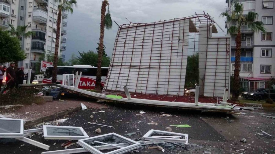 Fırtına Tonlarca Ağırlıktaki Çatıyı Karayoluna Savurdu, Muhtemel Faciadan Dönüldü