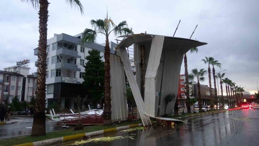 Fırtına Tonlarca Ağırlıktaki Çatıyı Karayoluna Savurdu, Muhtemel Faciadan Dönüldü