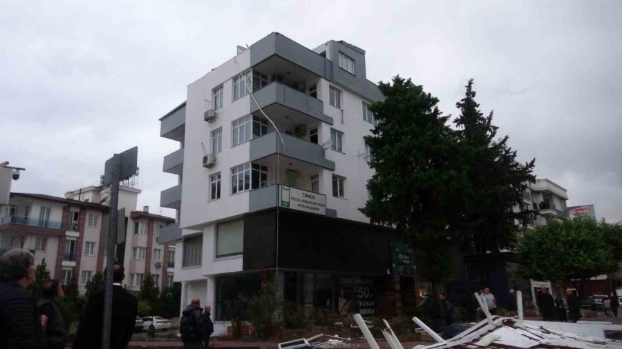 Fırtına Tonlarca Ağırlıktaki Çatıyı Karayoluna Savurdu, Muhtemel Faciadan Dönüldü