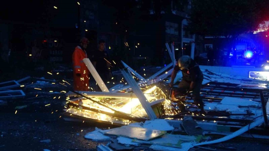 Fırtına Tonlarca Ağırlıktaki Çatıyı Karayoluna Savurdu, Muhtemel Faciadan Dönüldü